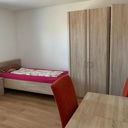 Doppelzimmer In Ferienwohnung كنزنغن